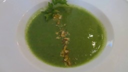 Recepta de cuina de Crema d'espinacs frescos amb trossets de fruits secs torrats